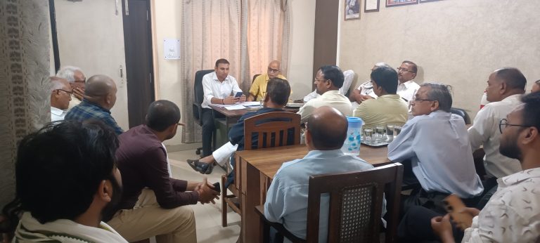 Uttar Pradesh: Electricity employees opposed the privatization of Purvanchal and Dakshinchal Vidyut Vitran Nigam, sent letter to MPs-MLAs