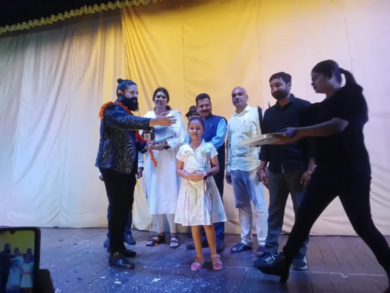 The state president of Kinnar Mahasabha reached Gandhi Bhawan to see the magic show