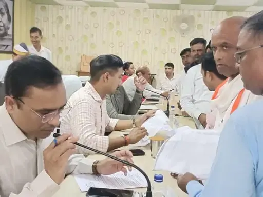 Lekhpal accused of taking bribe in Lucknow, DM ordered investigation