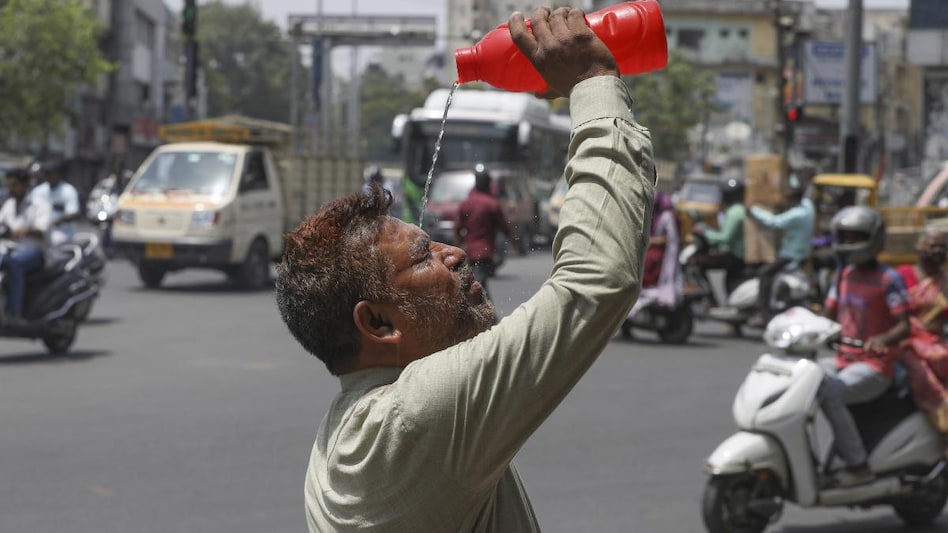 UP Heatwave Alert: Record-breaking heat in Agra, schools from nursery to 12th closed, youth dies due to heat wave