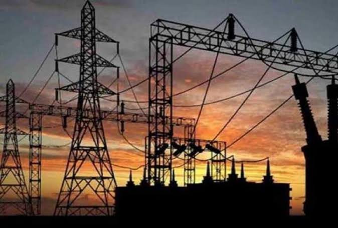 2 घंटे बिजली, 24 घंटे परेशानी: लखनऊ में सड़क पर उतरे लोग