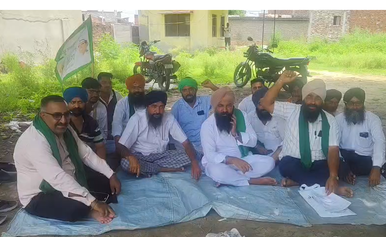 Farmers protest over electricity issues in Shahjahanpur; lay siege to the power station and submit a memorandum.