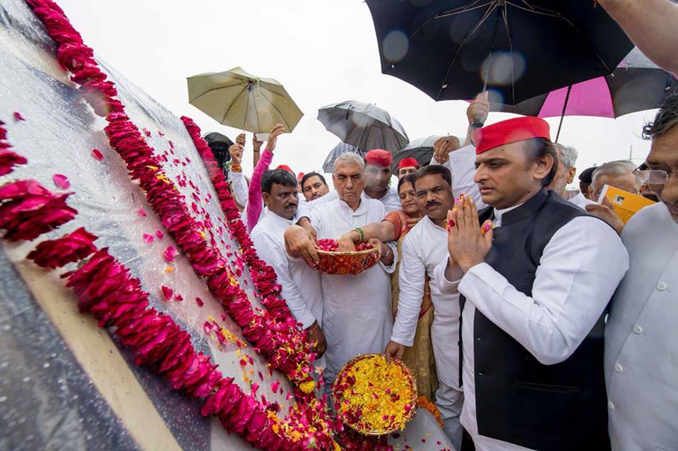 Akhilesh Yadav paid tribute on Janeshwar Mishra's birth anniversary, stating that his socialist ideals would always remain a source of inspiration.