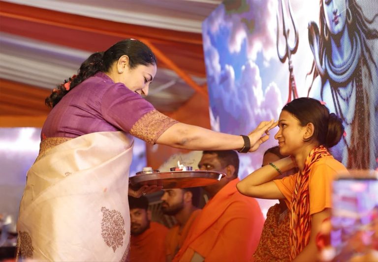 CM Rekha Gupta welcomed the Kanwariyas in Delhi, showered flowers at the Seva Camp.