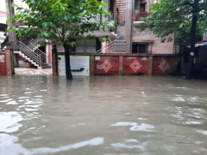 Torrential rain in Lucknow leaves roads submerged; knee-deep water in several areas; rain alert issued for the next five days.